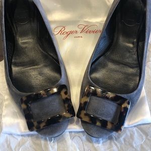 ROGER Vivier, grey suede, 38.5 Gromette tortoise buckle ballet flat